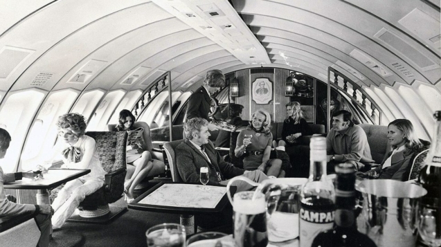 34CEA68100000578-3622956-The_first_class_upper_deck_lounge_of_a_Boeing_747_in_1971_shows_-a-3_1464945787267